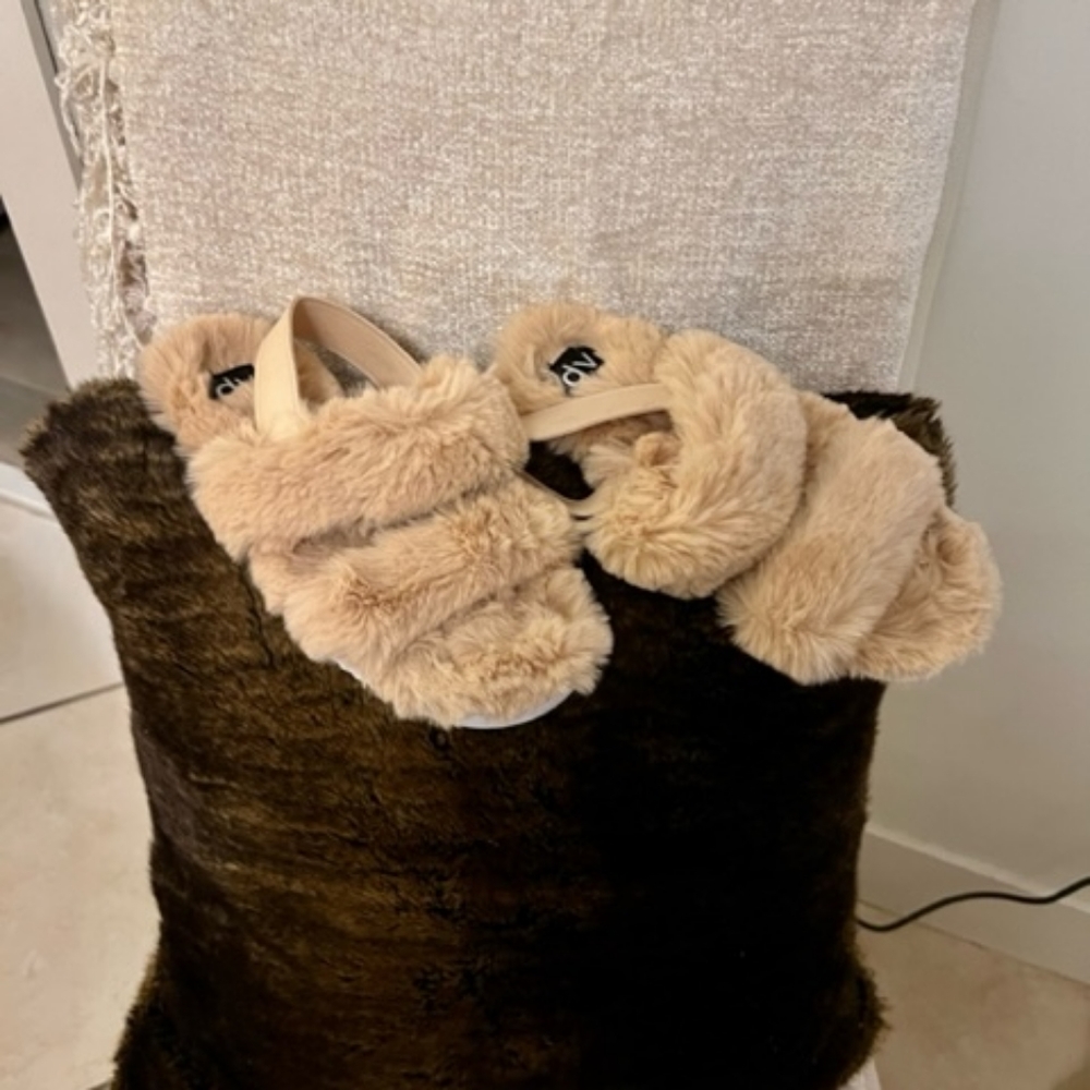 DV Dolce Vita Women's slippers tan size 8